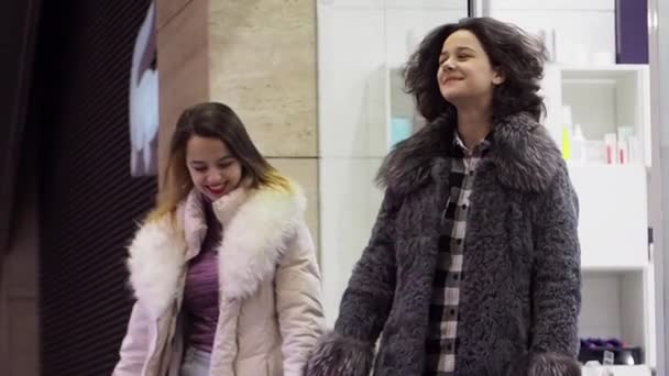 Dos Chicas Ropa Invierno Caminando Centro Comercial Con Bolsas Las — Vídeo de stock