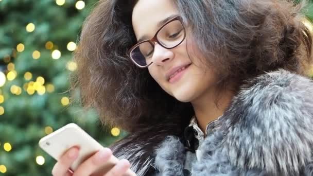 Jeune Fille Bouclée Dans Des Lunettes Parlant Sur Smartphone Fond — Video