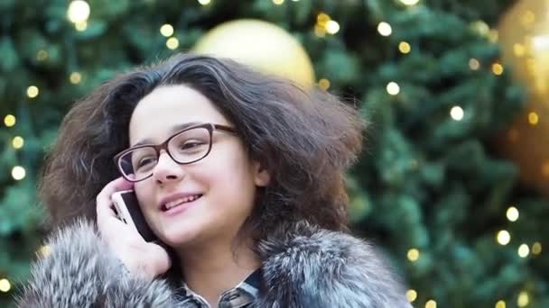 Jeune Fille Bouclée Dans Des Lunettes Parlant Sur Smartphone Fond — Video