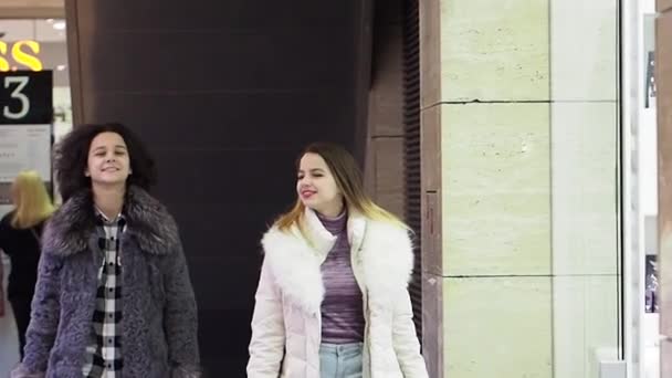 Twee Meisjes Winterkleren Wandelen Het Winkelcentrum Met Boodschappentassen Handen Slow — Stockvideo