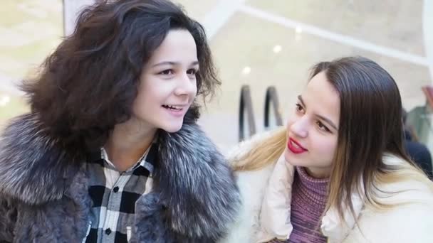 Dos Chicas Ropa Invierno Hablando Centro Comercial Durante Las Compras — Vídeos de Stock