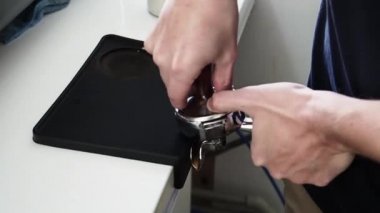 Kahve dükkanında kahve hazırlayan baristanın kapatılması, yavaş çekim