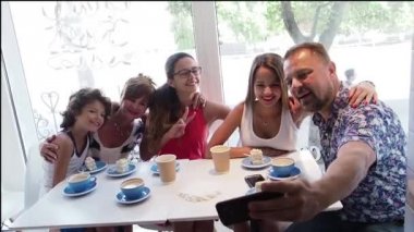 Mather, baba, iki kızı ve küçük oğlu kahve dükkanı iç, yavaş hareket eğlenmek