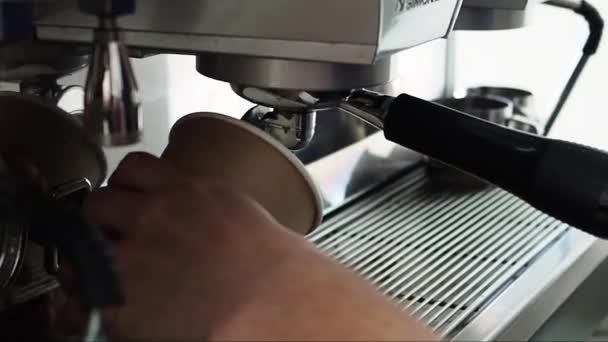 Zbliżenie Barista Przygotowuje Kawę Kawiarni Zwolnionym Tempie — Wideo stockowe