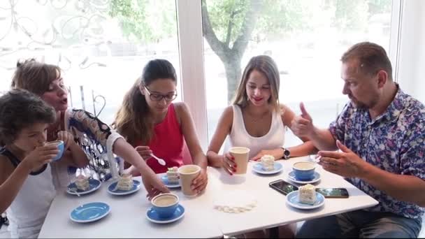 Mather Padre Dos Hijas Hijo Pequeño Divirtiéndose Interior Cafetería Cámara — Vídeo de stock