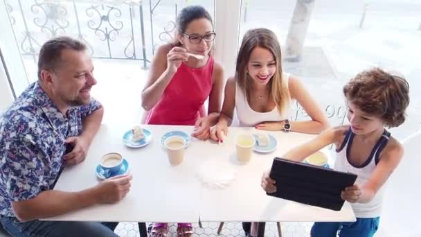 Niedlich Glückliche Familie Beim Frühstück Café Vater Mit Zwei Töchtern — Stockvideo