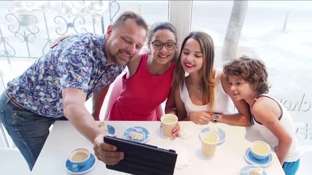 Linda Familia Feliz Desayunando Cafetería Padre Con Dos Hijas Hijo — Vídeo de stock