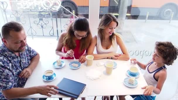 Linda Familia Feliz Desayunando Cafetería Padre Con Dos Hijas Hijo — Vídeo de stock