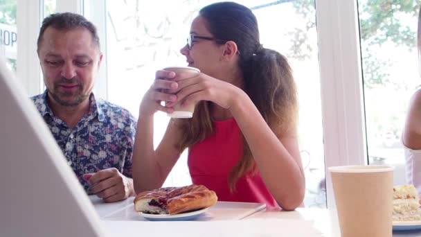 カフェで朝食を食べるかわいい幸せな家族 スローモーション — ストック動画