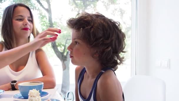 Jolie Famille Heureuse Petit Déjeuner Café Ralenti — Video