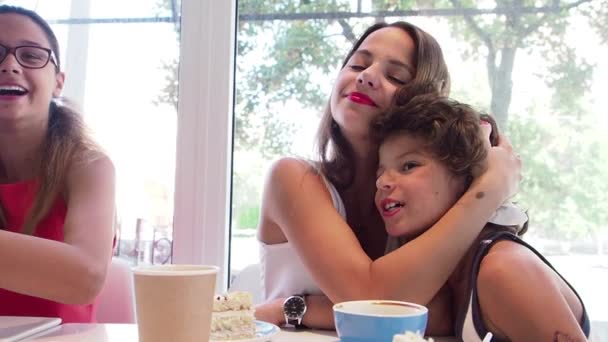 Sevimli Mutlu Aile Kafede Kahvaltı Yapıyor Kızı Oğlu Ile Baba — Stok video
