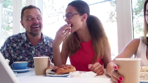 可爱的幸福家庭在咖啡馆吃早餐 慢动作 — 图库视频影像