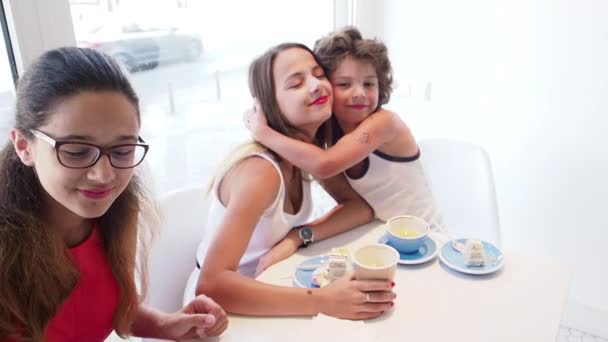 Söt Lycklig Familj Med Frukost Café Slow Motion — Stockvideo