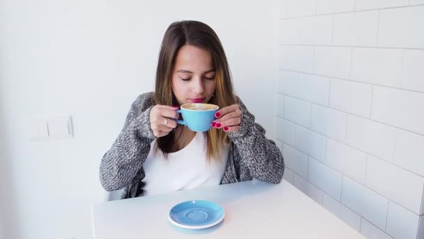 Schönheit Lächelndes Mädchen Café Während Der Kaffeepause Zeitlupe — Stockvideo