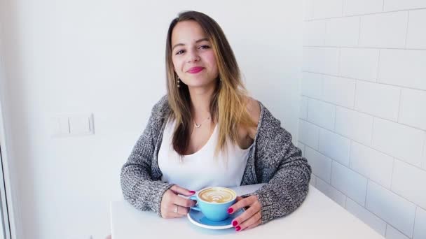 Usměvavá Dívka Kavárně Při Přestávce Kávu Zpomaleně — Stock video