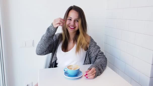 Belleza Chica Sonriente Café Durante Descanso Del Café Movimiento Lento — Vídeo de stock