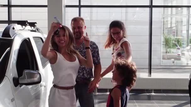 Familia Felicitando Joven Por Conseguir Primer Coche Sala Exposición Coches — Vídeos de Stock