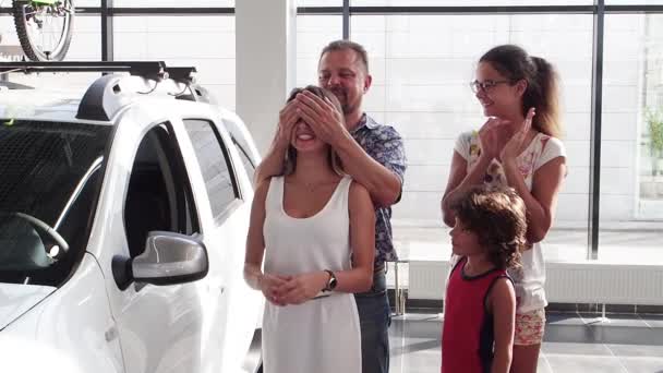 Сім Вітає Молоду Леді Першою Машиною Автосалоні Повільний Рух — стокове відео