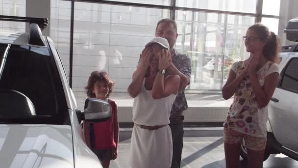 Familia Felicitando Joven Por Conseguir Primer Coche Sala Exposición Coches — Vídeos de Stock