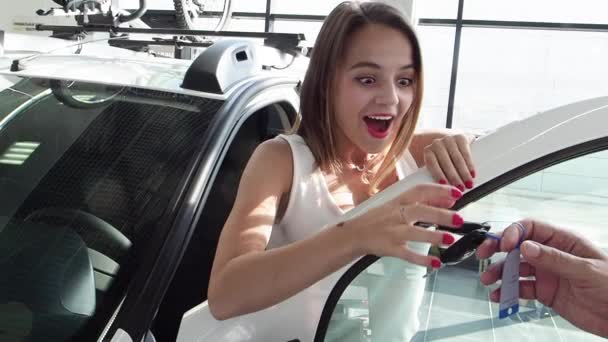 Feliz Joven Mujer Disfrutando Primer Coche Sala Exposición Coches Cámara — Vídeos de Stock