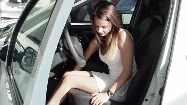 Счастливая Молодая Женщина Наслаждающаяся Своей Первой Машиной Автосалоне Замедляет Движение — стоковое видео