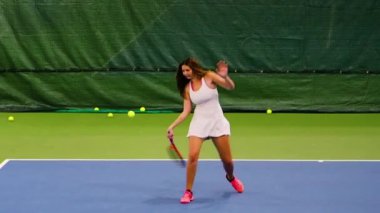 Tenis kortunda tenis oynayan spor giyim güzellik genç kadın, yavaş hareket