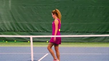 Tenis kortunda tenis oynayan spor giyim güzellik genç kadın, yavaş hareket
