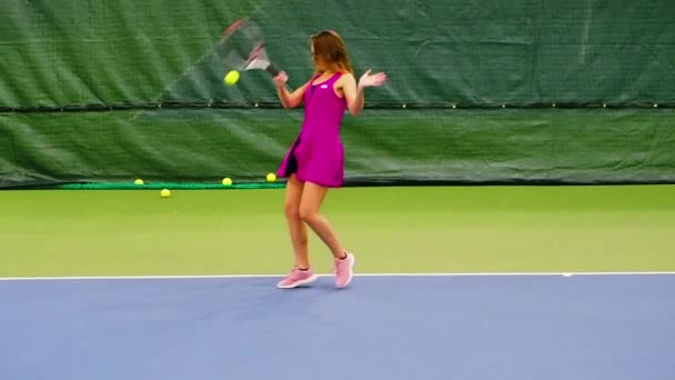 Ομορφιά Νεαρή Γυναίκα Αθλητικά Είδη Που Παίζουν Τένις Στο Γήπεδο — Αρχείο Βίντεο