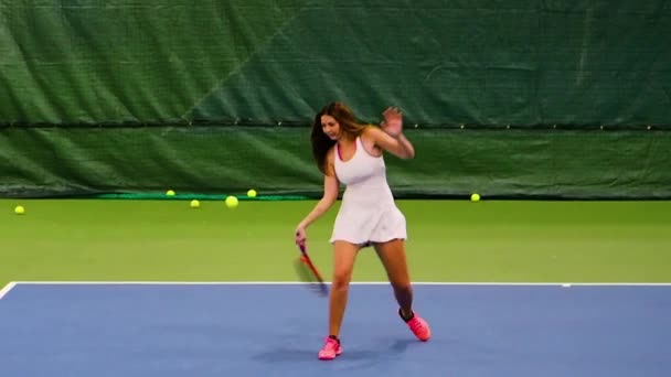 Ομορφιά Νεαρή Γυναίκα Αθλητικά Είδη Που Παίζουν Τένις Στο Γήπεδο — Αρχείο Βίντεο