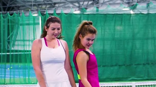 穿着运动服的漂亮年轻女性在网球场玩乐 慢动作 — 图库视频影像