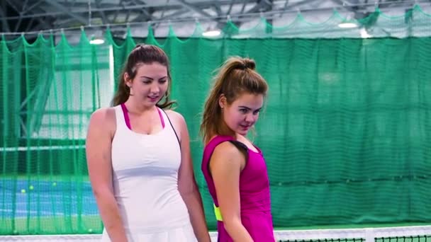 Schönheit Junge Frauen Sportbekleidung Die Spaß Auf Dem Tennisplatz Haben — Stockvideo