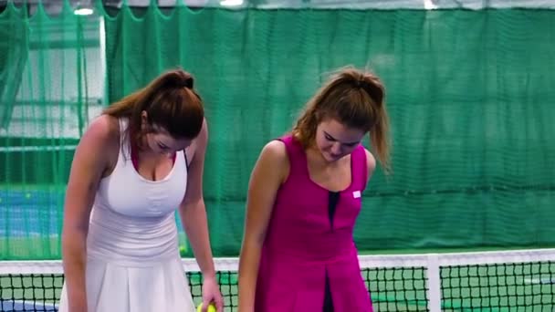 Красуні Молоді Жінки Спортивному Одязі Розважаються Тенісному Корті Повільний Рух — стокове відео