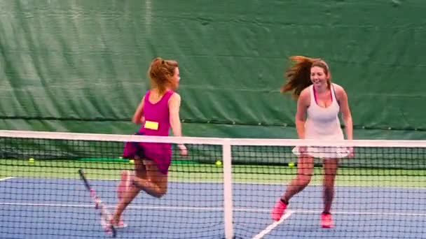 Ομορφιά Νέες Γυναίκες Αθλητικά Είδη Που Διασκεδάζουν Στο Γήπεδο Τένις — Αρχείο Βίντεο