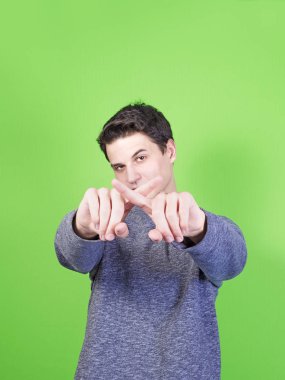 Man Gesturing El işaretini durdurun. Adam bir şeyi reddediyor..