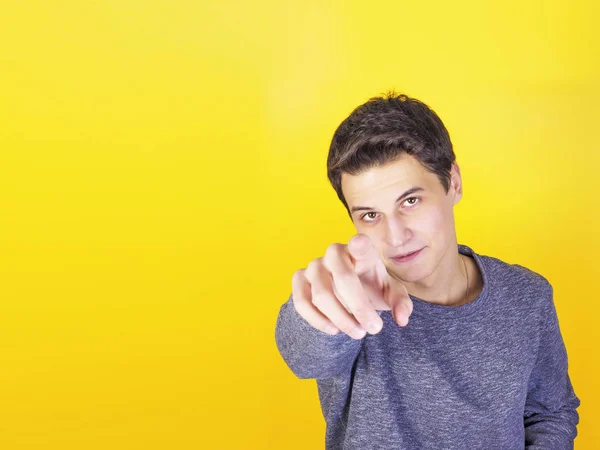 Młody Mężczyzna Wskazując Ciebie Palec Wyizolowany Żółto — Zdjęcie stockowe