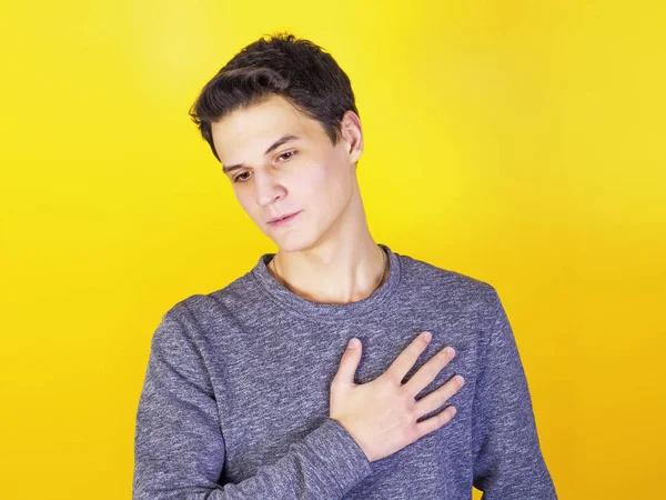 Hombre Con Mano Corazón Haciendo Juramento — Foto de Stock