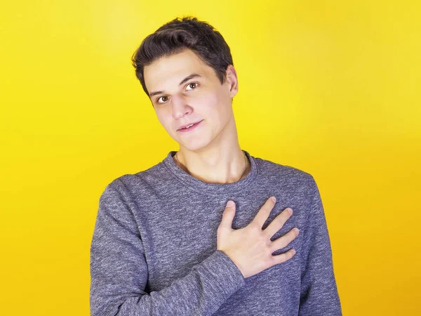 Hombre Con Mano Corazón Haciendo Juramento — Foto de Stock