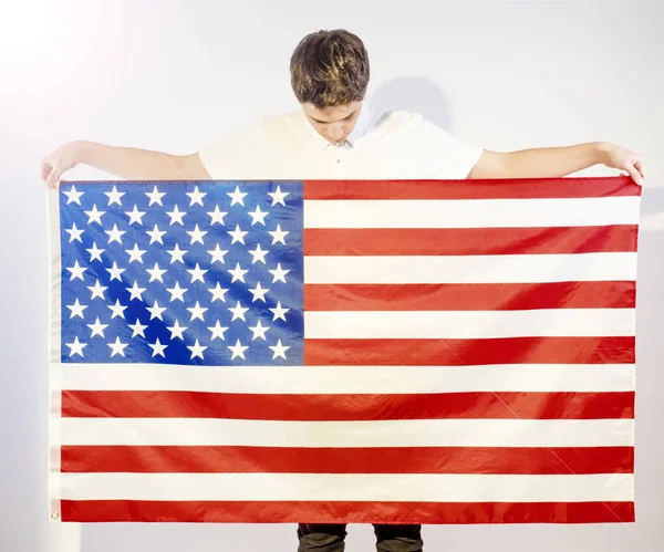 Hombre Feliz Sosteniendo Bandera Nacional Los Estados Unidos América — Foto de Stock