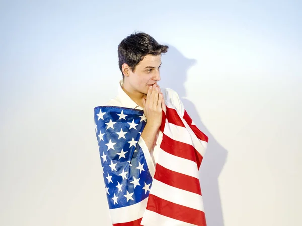 Hombre Envuelto Una Bandera Americana Rezando — Foto de Stock