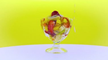 Yaz limonatası. Cam taze egzotik meyve smoothie.