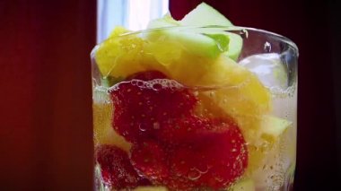 Yaz limonatası. Cam taze egzotik meyve smoothie.