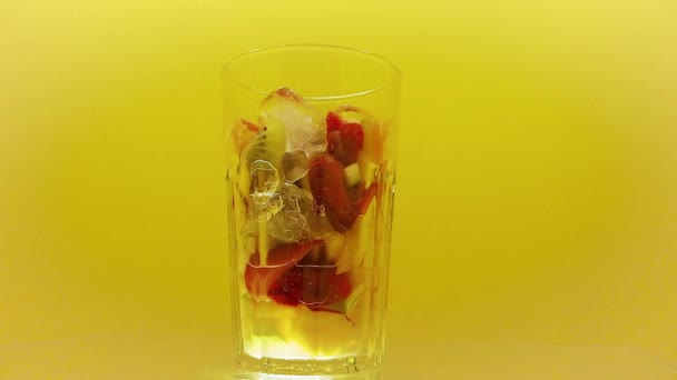 Sommar Lemonad Färska Exotiska Frukter Smoothie Glas — Stockvideo