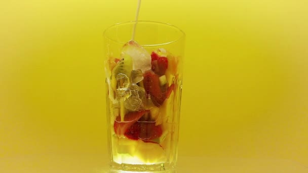 Sommerlimonade Smoothie Mit Frischen Exotischen Früchten Glas — Stockvideo