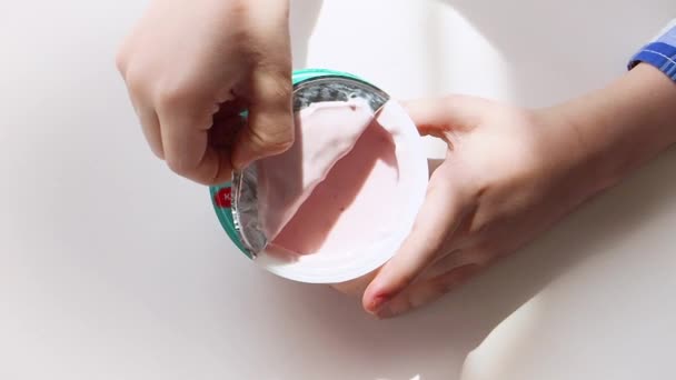 Nahaufnahme Von Kinderhänden Die Aus Einem Plastikbecher Mit Fruchtjoghurt Auf — Stockvideo