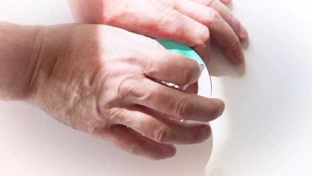 Nahaufnahme Von Kinderhänden Die Aus Einem Plastikbecher Mit Fruchtjoghurt Auf — Stockvideo