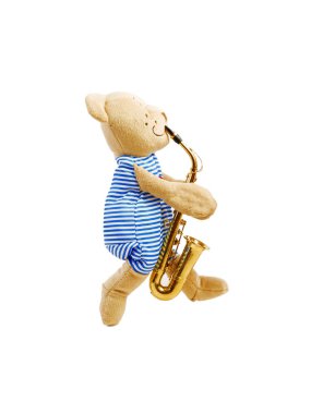 Beyaz arka planda saksafon çalan oyuncak ayı.