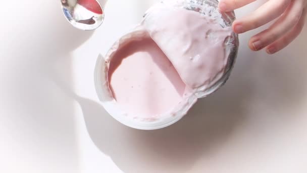 Крупним Планом Руки Дітей Беруть Пластикової Чашки Фруктовим Йогуртом Білому — стокове відео