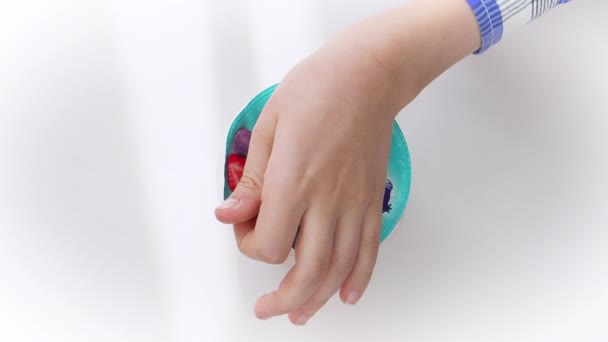 Fechar Mãos Crianças Que Tomam Copo Plástico Com Iogurte Frutos — Vídeo de Stock