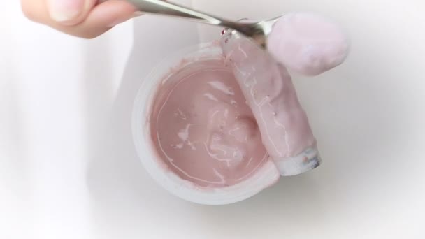 Primo Piano Mani Bambini Che Prendono Tazza Plastica Con Yogurt — Video Stock