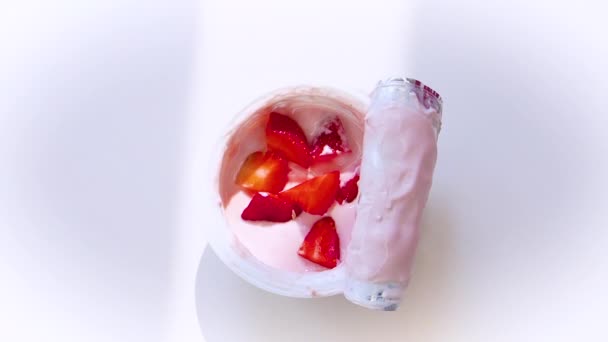 塑料玻璃与酸奶和水果的特写 顶部视图 — 图库视频影像